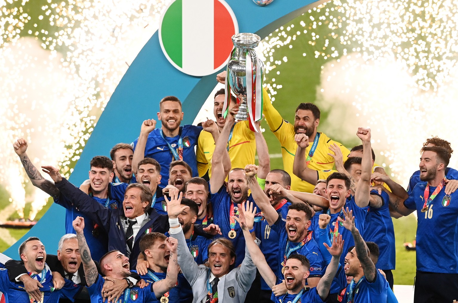 epa09338914 Captain Giorgio Chiellini of Italy lifts the trophy after Italy won the UEFA EURO 2020 final between Italy and England in London, Britain, 11 July 2021. EPA/Facundo Arrizabalaga / POOL (RE ...