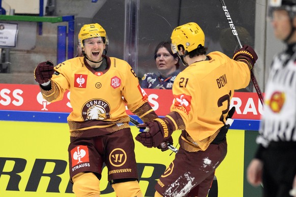 Geneve-Servette&#039;s Sakari Manninen, left, celebrates scoring with teammate Tim Berni, during the Champions League second quarter final hockey match between Vaxjo Lakers HC and Geneve-Servette at V ...