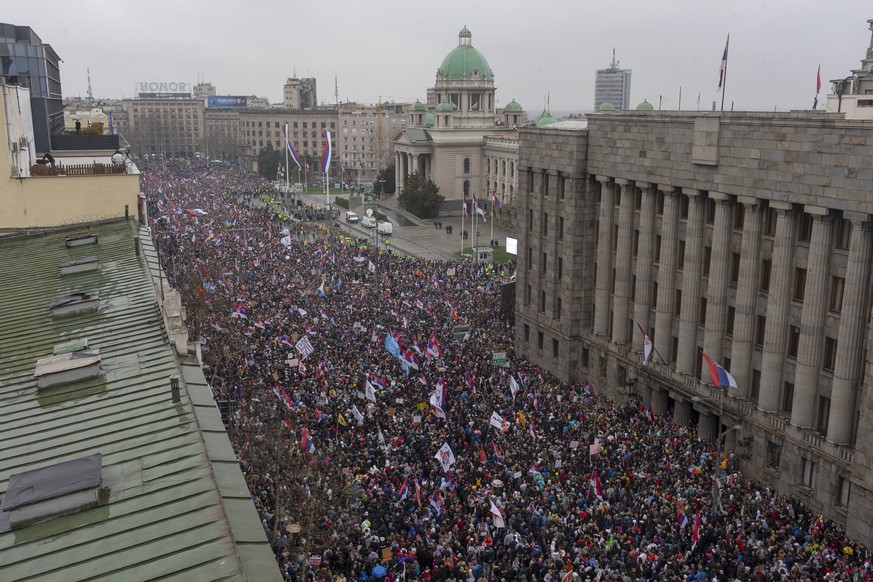 Tens of thousands gather in front of the Serbian parliament during a major anti-corruption rally led by university students in Belgrade, Serbia, Saturday, March 15, 2025. (AP Photo/Marko Drobnjakovic) ...