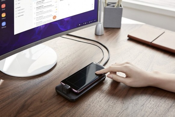 Das Touchdisplay dient, wenn keine Maus angeschlossen ist, als externes Touchpad. Manche Apps lassen sich nur mit Touchpad bedienen.
