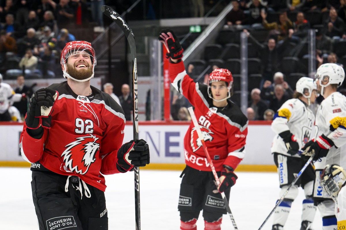 L'attaquant lausannois Jiri Sekac, gauche, et l'attaquant lausannois Theo Rochette, centre, celebrent le but du 4 a 2 lors du match du championnat suisse de hockey sur glace de National Leag ...
