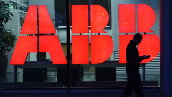 ARCHIVBILD - ABB RUECKGANG BETRIEBSGEWINN - Ein Mann geht an dem Logo des Industriekonzerns ABB vorbei, am Donnerstag, 13. Maerz 2014, in Zuerich. (KEYSTONE/Steffen Schmidt)