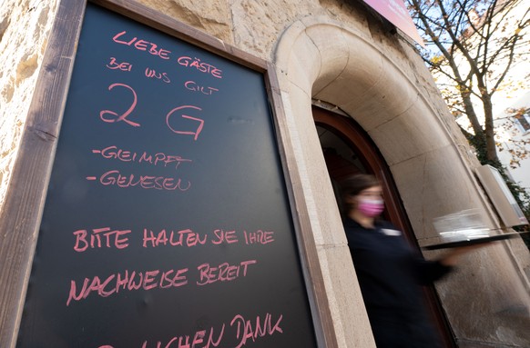 09.11.2021, Baden-W�rttemberg, Stuttgart: Vor einem Restaurant im Stuttgarter Westen h�ngt ein Schild mit der Aufschrift �Liebe G�ste bei uns gilt 2G - geimpft - genesen Bitte halten Sie Ihre Nachweis ...