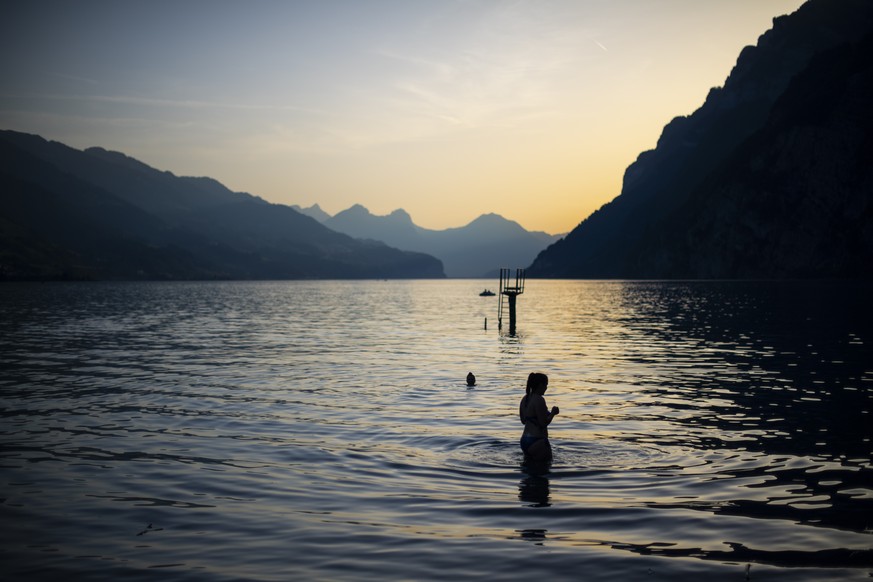 Youth enjoy the evening on lake Walensee, on Tuesday, June 25, 2019, in Walenstadt, Switzerland. The country was hit by a heatwave with temperatures up to 39 degrees celsius. (KEYSTONE/Gian Ehrenzelle ...