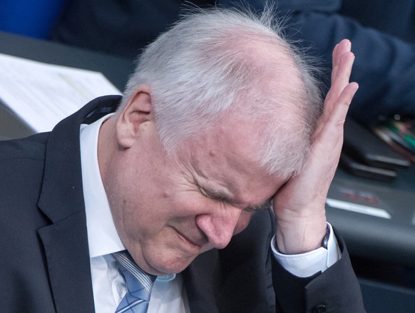 dpatopbilder - 03.07.2018, Berlin: Horst Seehofer (CSU), Bundesminister fuer Inneres, Heimat und Bau, sitzt bei der Plenarsitzung im Deutschen Bundestag. Im Mittelpunkt der 44. Sitzung der 19. Wahlper ...