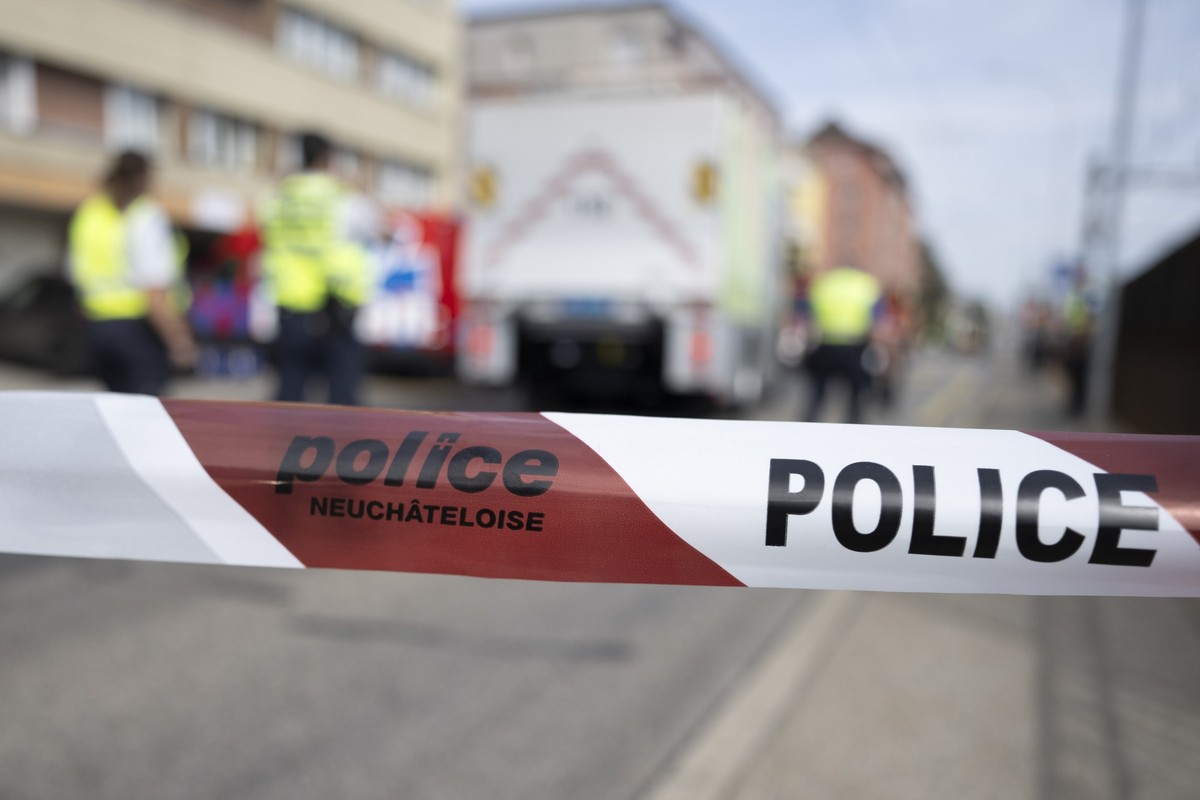 Die rue de Fahys ist abgesperrt nach einer Exposion in einem Wohngebaeude, am Dienstag, 29. September 2026 in Neuenburg. (KEYSTONE/Peter Schneider)