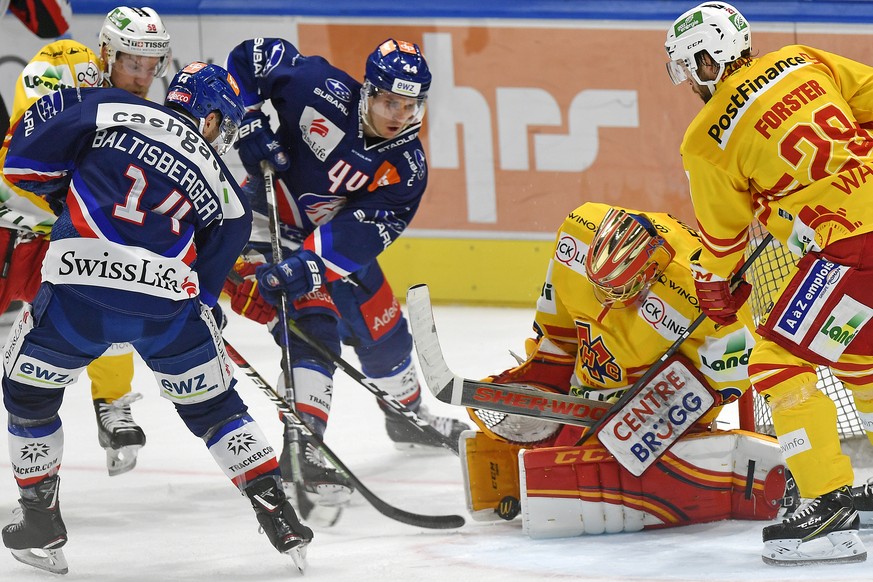 Die Zuercher Pius Suter, rechts,und Chris Baltisberger, links, bedraengen den Bieler Torhueter Jonas Hiller, rechts, beim Eishockeyspiel der National League A ZSC Lions gegen den EHC Biel im Zuercher  ...