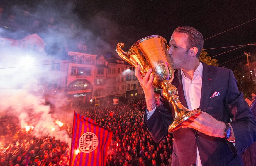 Marco Streller bei der Meisterfeier 2013. Den Pokal gibt's für Basel frühestens am Sonntag.