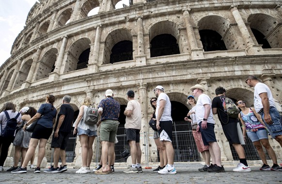 epa09997028 Tourists queue to enter the Colosseum during a hot day in Rome, Italy, 05 June 2022. The Italian Ministry of Health on 03 June issued a Level 2 warning for the weekend as African anticyclo ...