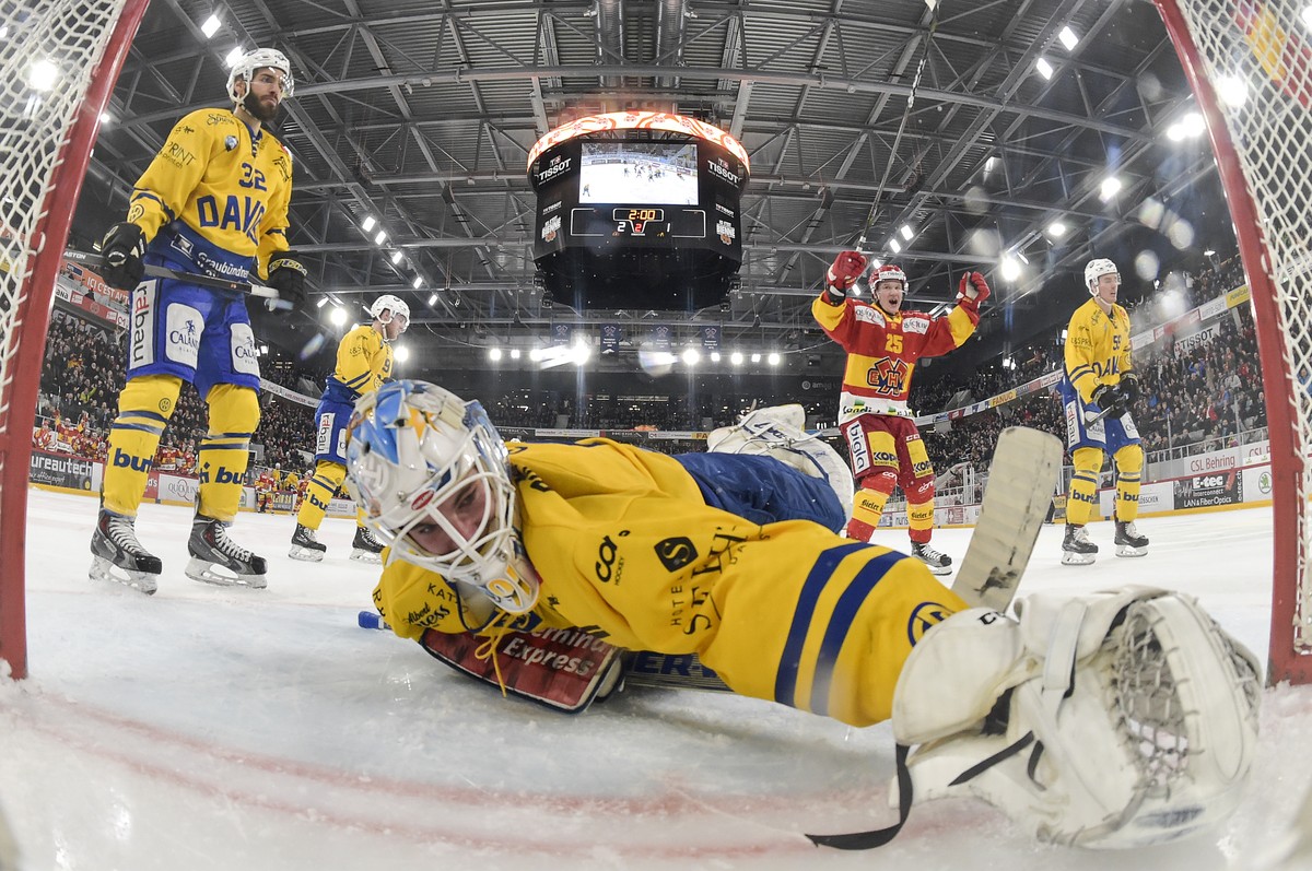 Davos Goalie Gilles Senn, Mitte, und Noah Schneeberger sind zum 3:1 geschlagen im Eishockey Meisterschaftsspiel der National League zwischen dem EHC Biel und dem HC Davos, am Samstag, 20. Januar 2018, ...