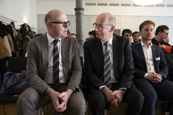 KEYPIX - Die beiden Bundesratskandidaten Markus Ritter, Nationalrat Mitte-SG, Mitte, und Martin Pfister, Regierungsrat Kanton Zug, links, diskutieren beim Hearing der Bundesratskandidaten bei der Jung ...
