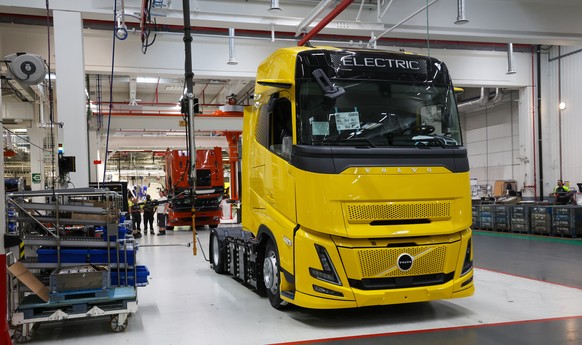 epa12387736 Electric cars construction line at the Volvo Trucks Center in Oostakker, near Ghent, Belgium , 18 September 2025. The Volvo Group's largest truck production facility employs nearly 4, ...