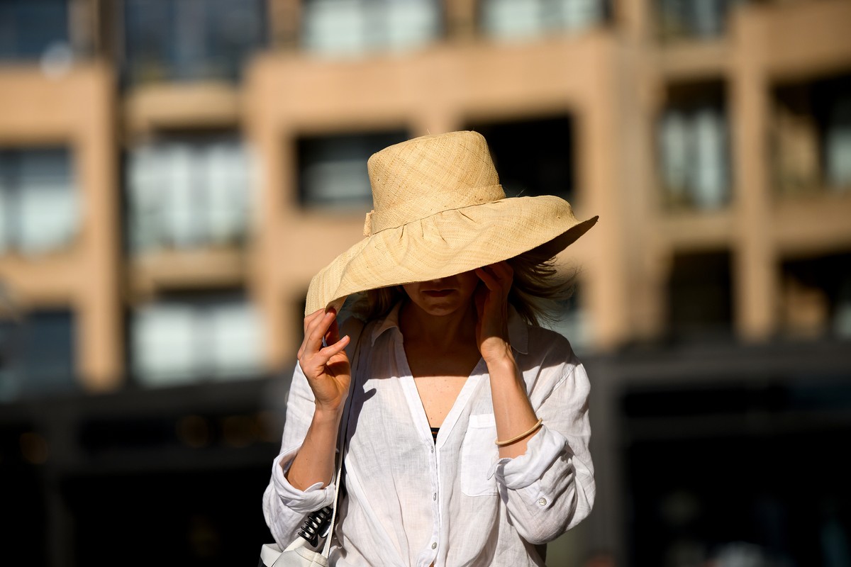 epa12635005 A person wears a wide brim hat in Sydney, Australia, 08 January 2026. The heat in New South Wales (NSW) will continue to build on 08 and 09 January, with temperatures in parts of the state ...