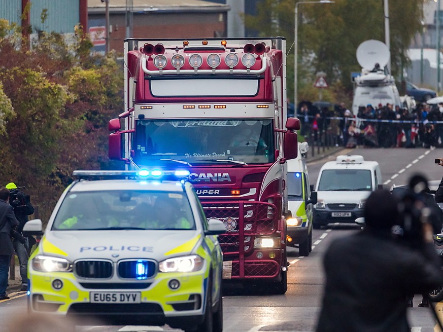 Der Unglücks-Lastwagen wir von der Polizei aus dem Waterglade Industrial Park in Grays in der Grafschaft Essex östlich von London.