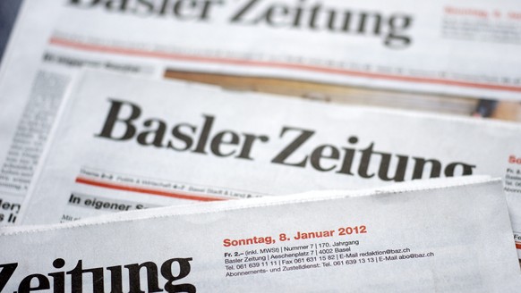 ARCHIV - ZUR INFORMATION DASS DER ZUERCHER TAMEDIA-VERLAG DIE BASLER ZEITUNG KAUFEN SOLL, STELLEN WIR IHNEN DIESES ARCHIVBILD ZUR VERFUEGUNG - Die erste Sonntags-Ausgabe der &quot;Basler Zeitung&quot; ...