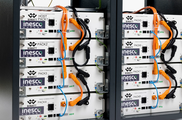 Inesco: Vier übereinander gestapelte Batterien reichen für ein Einfamilienhaus.