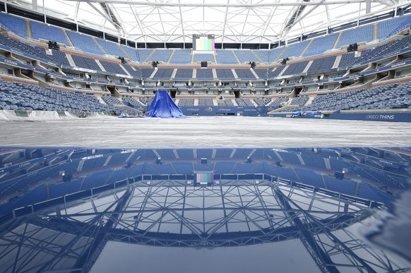 Feuchte Angelegenheit: Der Centre Court im&nbsp;Arthur Ashe Stadion steht derzeit unter Wasser.