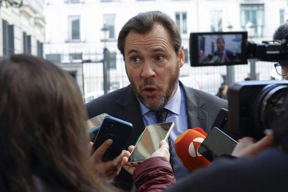 epa11219554 Spain&#039;s Minister for Transport Oscar Puente addresses the media as he arrives to attend the plenary session to debate and vote on the so-called Amnesty Law at the Lower House in Madri ...