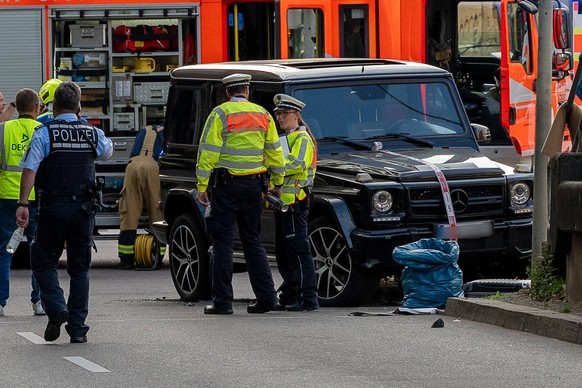 Stuttgart Auto faehrt in Menschenmenge in Stuttgart, Eine G-Klasse faehrt in eine Menschenmenge. Auto faehrt in Menschenmenge, Stuttgart, Olgastra