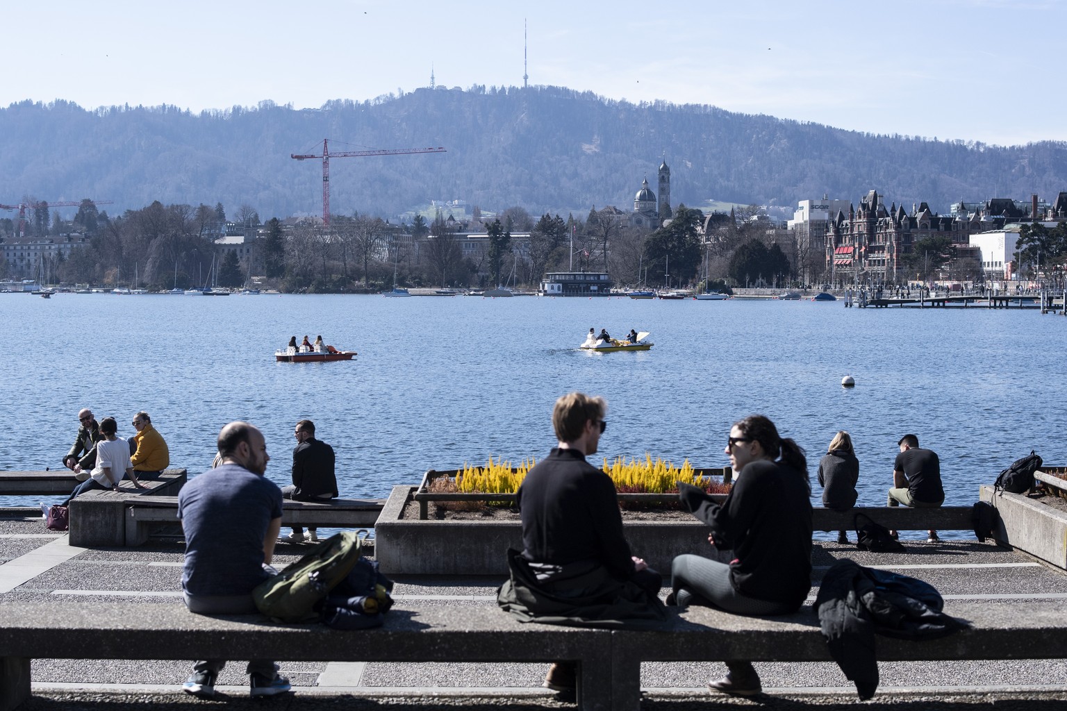 ARCHIVBILD --- ZUR MELDUNG VOM 20. MAERZ 2020, DASS DIE STADT ZUERICH WEGEN DEM CORONAVIRUS DAS GANZE SEEBECKEN SPERRT, STELLEN WIR IHNEN FOLGENDES BILDMATERIAL ZUR VERFUEGUNG --- Menschen geniessen d ...