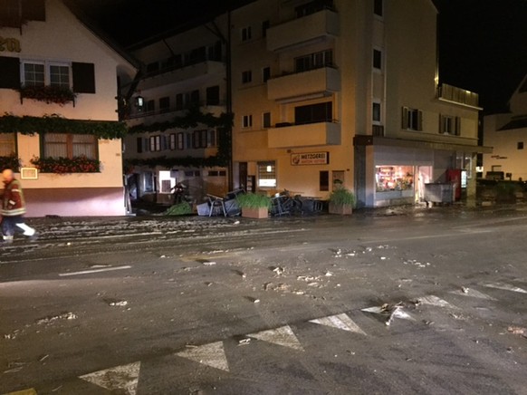 Unwetter im Kanton Schwyz: Überflutete Strassen, Keller, Garagen.