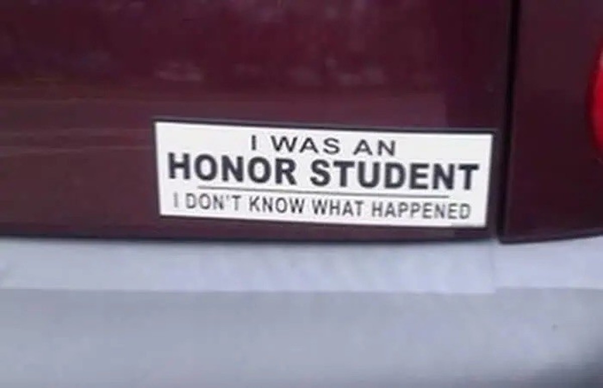 Okay bei diesen Autoaufklebern mussten wir lachen. 
https://pleated-jeans.com/2024/09/18/hilarious-bumper-stickers/