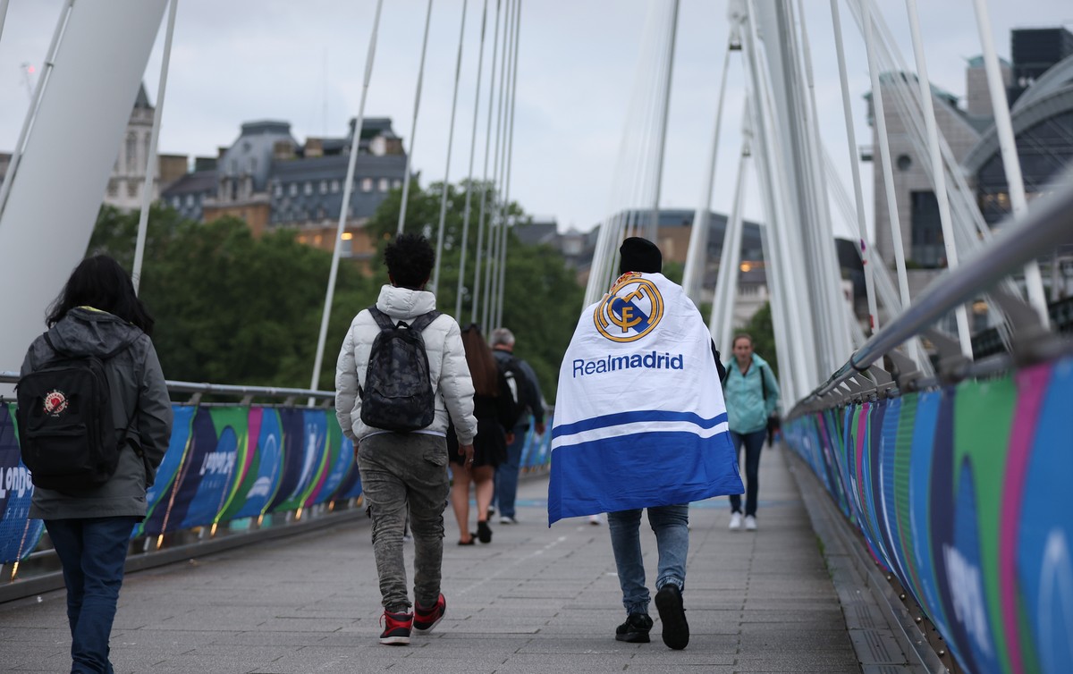 epa11382806 A Real Madrid fan walks over the Golden Jubilee Bridge on the eve of the UEFA Champions League final match between Borussia Dortmund and Real Madrid in London, Britain, 31 May 2024. Boruss ...