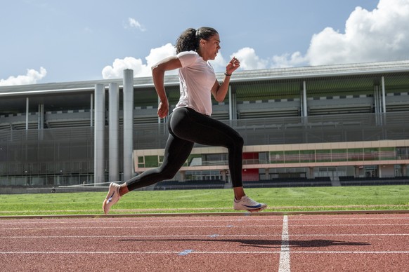 Die Leichtathletin Mujinga Kambundji trainiert im Wankdorf, am Dienstag, 29. Juli 2025 in Bern. Die schwangere Kambundji legt eine Wettkampfpause ein. (KEYSTONE/Peter Schneider)
