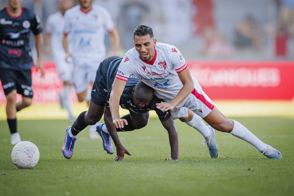Souleymane Diaby (FCW), gauche, lutte pour le ballon avec Ilyas Chouaref (SIO), droite, lors de la rencontre du championnat de football de Super League entre le FC Sion et le FC Winterthur ce samedi,  ...