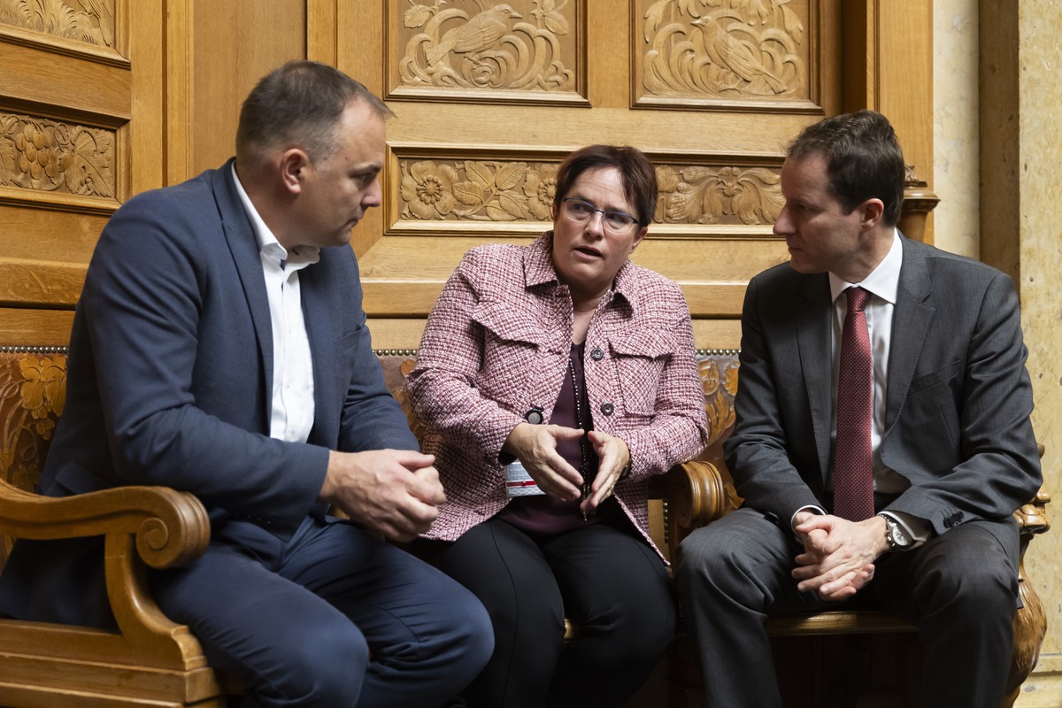 Magdalena Martullo-Blocher, SVP-GR, Mitte, diskutiert mit Marcel Dettling, SVP-SZ, links, und Thomas Aeschi, SVP-ZG, waehrend der Wintersession der Eidgenoessischen Raete, am Mittwoch, 6. Dezember 202 ...