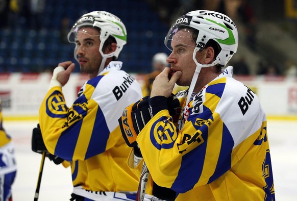 HC Davos Stuermer Corsin Camichel, rechts, und Verteidiger Tim Ramholt enttaeuscht nach der Niederlage im Eishockey-Meisterschaftsspiel der National League A zwischen den Kloten Flyers und dem HC Davo ...