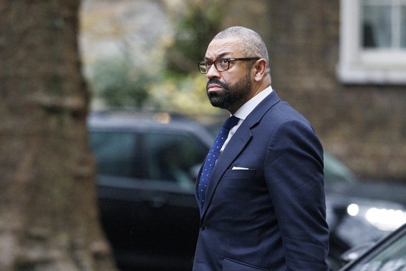 epa11037018 British Home Secretary James Cleverly arrives in Downing Street for the final Cabinet meeting of 2023 in London, Great Britain, December 19, 2023. EPA/TOLGA AKMEN