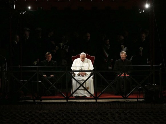 Der Papst hat betend an der Feier teilgenommen. Franziskus folgte der Zeremonie vor dem Kolosseum von einem Pavillon auf dem Palatin-Hügel aus.