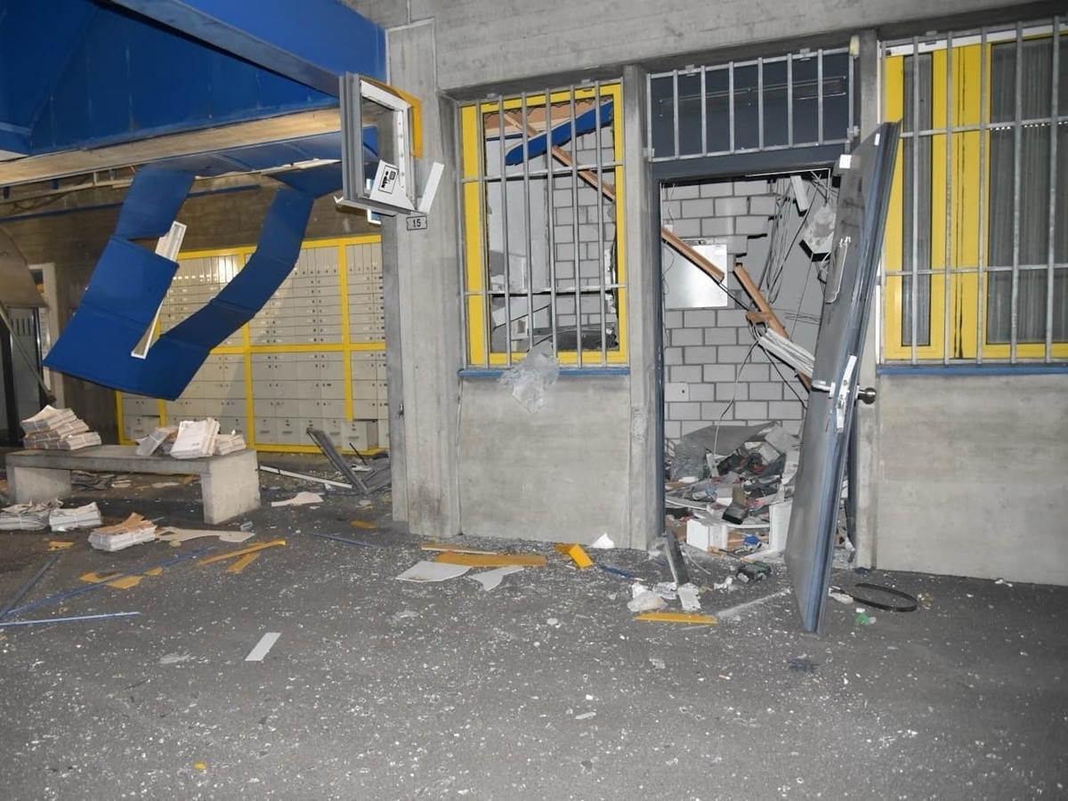 Unbekannte sprengen in der Nacht auf den 9. September 2026 in Domat/Ems (GR) einen Bankomaten.