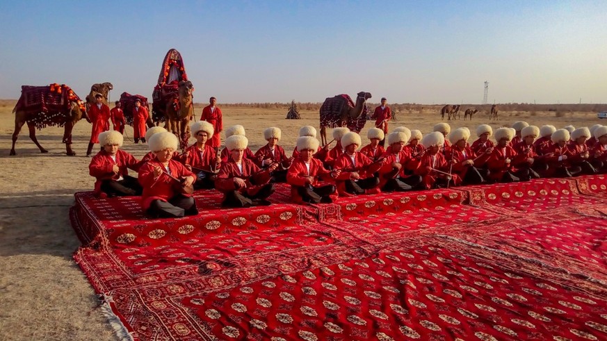 Turkmenistan die besten Bilder aus dem Land, in dem seit 2016 kein Schweizer lebt. Einziger Schweizer watson.ch
Ashgabat/Turkmenistan-January 25, 2018: Turkmenistan men. Turkmenistan men sitting on th ...