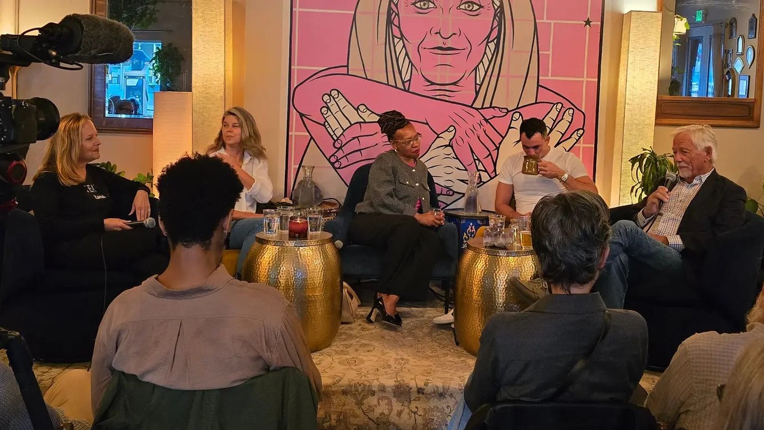 Freunde und Wegbegleiterinnen von Kamala Harris, von links: Andrea Dew Steele, Debbie Mesloh, Lateefah Simon, Gastgeber Manny Yekutiel und Mark Buell.