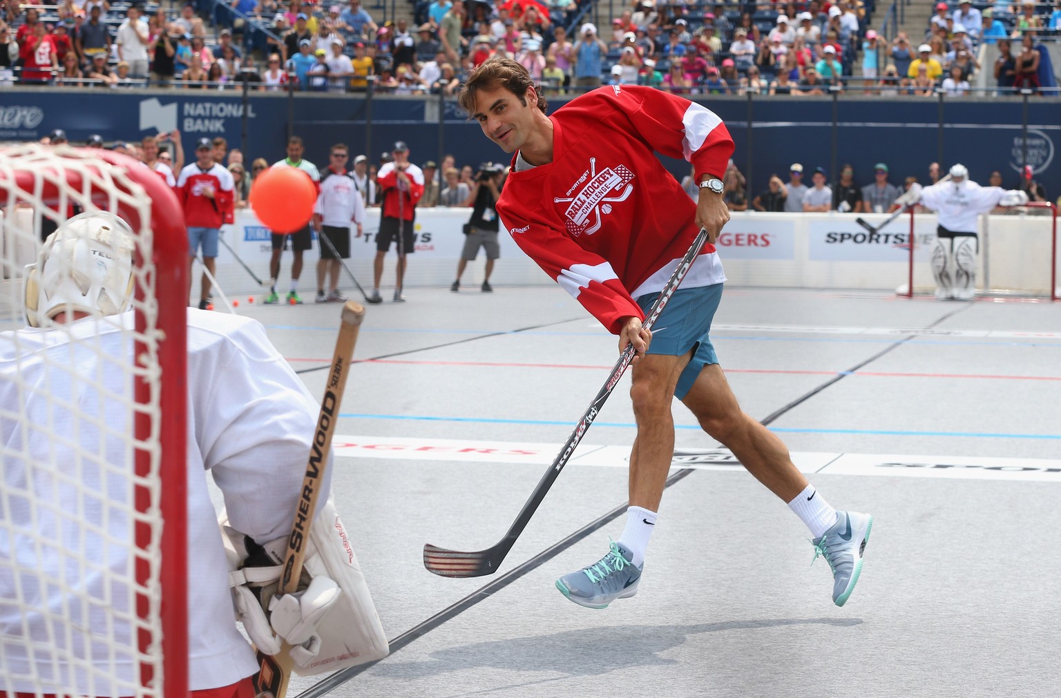 Das Lächeln im Gesicht als Beleg dafür, dass Roger Federer grossen Spass am Hockeymatch hatte.