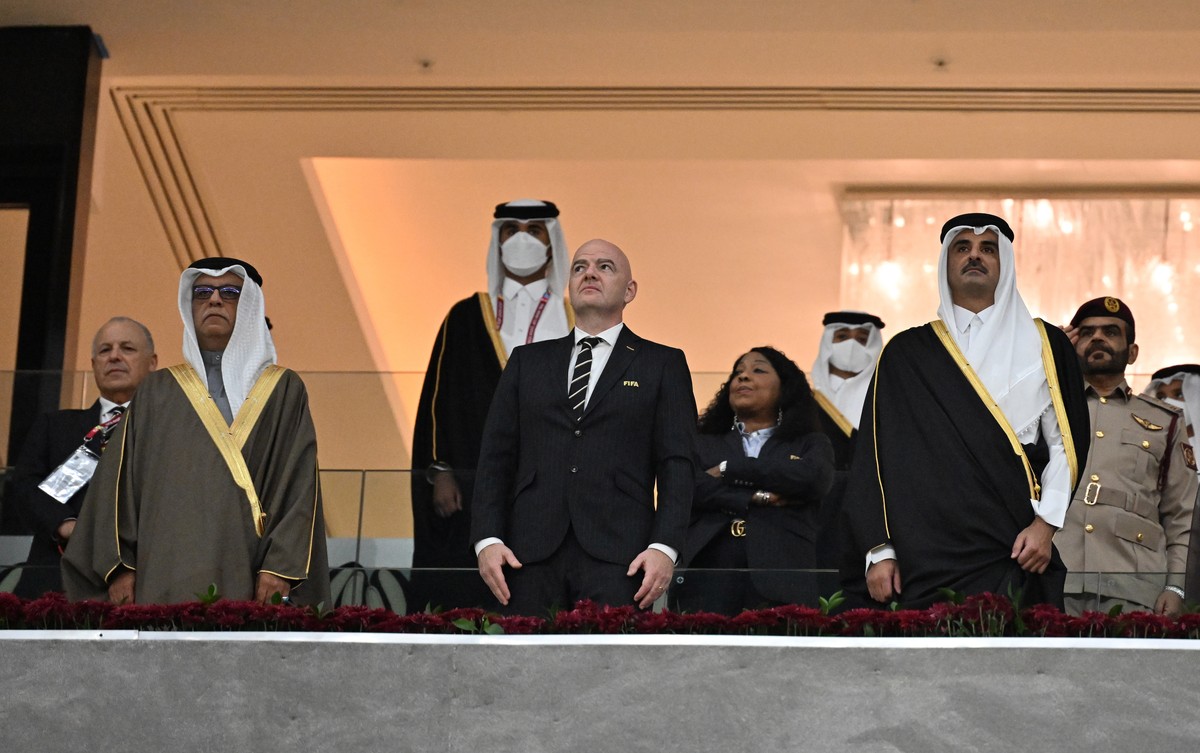 epa09648387 Asian Football Confederation (AFC) president Salman Bin Ibrahim Al-Khalifa (L), FIFA President Gianni Infantino (C) and Qatar's Emir Sheikh Tamim bin Hamad al-Thani (R) attend the FIF ...