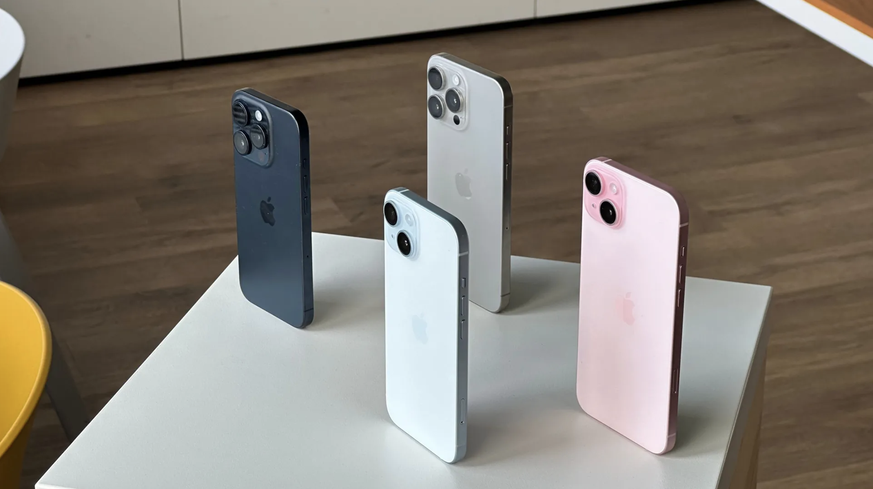 Neue Apple-Handys: Das iPhone 15 (blau), iPhone 15 Plus (pink) sowie die leistungsfähigeren Modelle iPhone 15 Pro (dunkelblau) und iPhone 15 Pro Max (grau).
