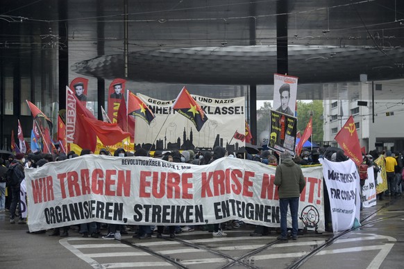 An einer Demonstration zum Tag der Arbeit demonstrieren zahlreiche Menschen am Samstag, 1. Mai 2021 in Basel. Schweizweit sind am Samstag an ueber 30 Orten Veranstaltungen geplant, nachdem es 2020 weg ...