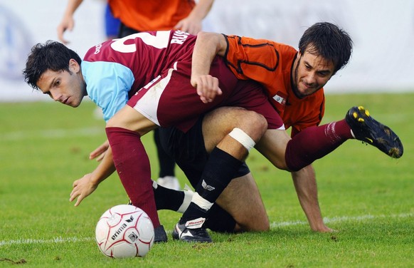 Andrea Russotto von Bellinzona, links, kaempft um den Ball, gegen Marco Brusa, rechts, von Losone, im Fussball Cup Spiel der ersten Runde zwischen dem FC Losone und dem AC Bellinzona, am Samstag, 19.  ...