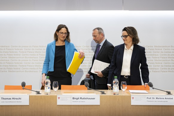 Birgit Rutishauser, Direktorin ad interim FINMA, Thomas Hirschi, Leiter Geschaeftsbereich Banken FINMA, und Marlene Amstad, Praesidentin des Verwaltungsrats FINMA, von links, kommen zur der Jahresmedi ...