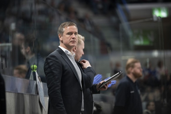 Head Coach Dan Tangnes (EVZ) reagiert im dritten Halbfinal Playoff Eishockeyspiel der National League zwischen den ZSC Lions und dem EV Zug, am Samstag, 6. April 2024, in der Swiss Life Arena in Zueri ...