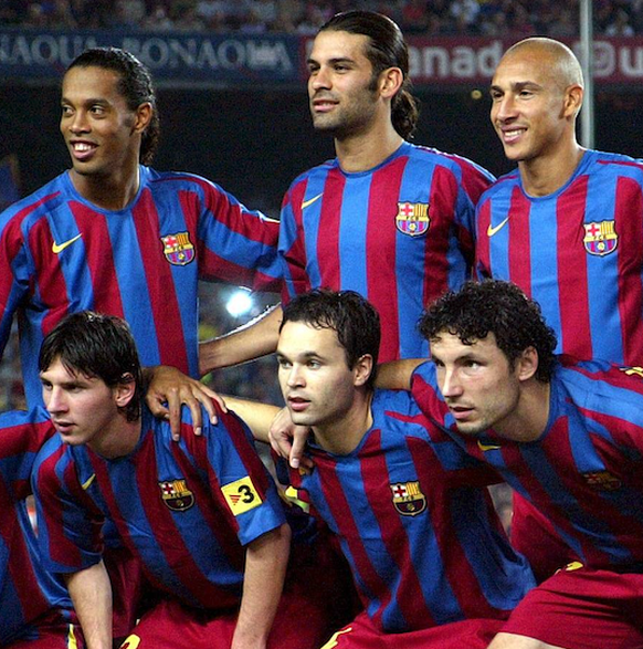 IMAGO / Miguelez Sports Foto

Mannschaftsfoto FC Barcelona - hi.v.li.: Ronaldinho, Rafael Marquez, Henrik Larsson, Oleguer Presas Renom, Torwart Victor Valdes, Gabri mit seinem Kind - vorn v.li.: Giov ...