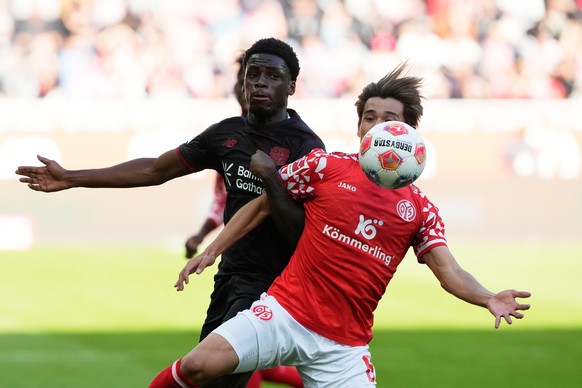 Mainz&#039;s Kaishu Sano, right, duels for the ball with Leverkusen&#039;s Ernest Poku during the German Bundesliga soccer match between FSV Mainz 05 and Bayer 04 Leverkusen, in Mainz, Germany, Saturd ...
