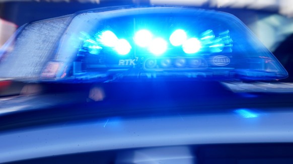 ARCHIV - 18.01.2024, Mecklenburg-Vorpommern, Schwerin: Das Blaulicht leuchtet auf einem Einsatzfahrzeug. (zu dpa: