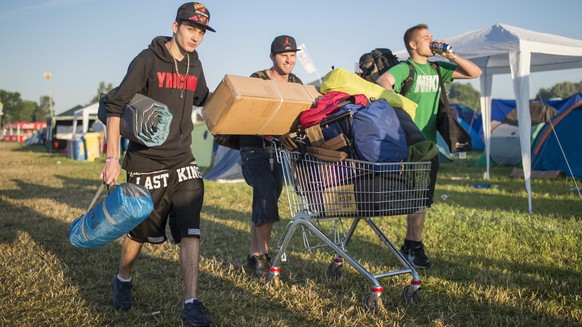 epa05412292 Festival visitors on their way to the Openair Frauenfeld music festival in Frauenfeld, Switzerland, 07 July 2016. The 22th Openair Frauenfeld takes place from 07 to 09 July. EPA/BENJAMIN M ...