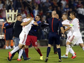 Serbische und albanische Spieler gehen aufeinander los.