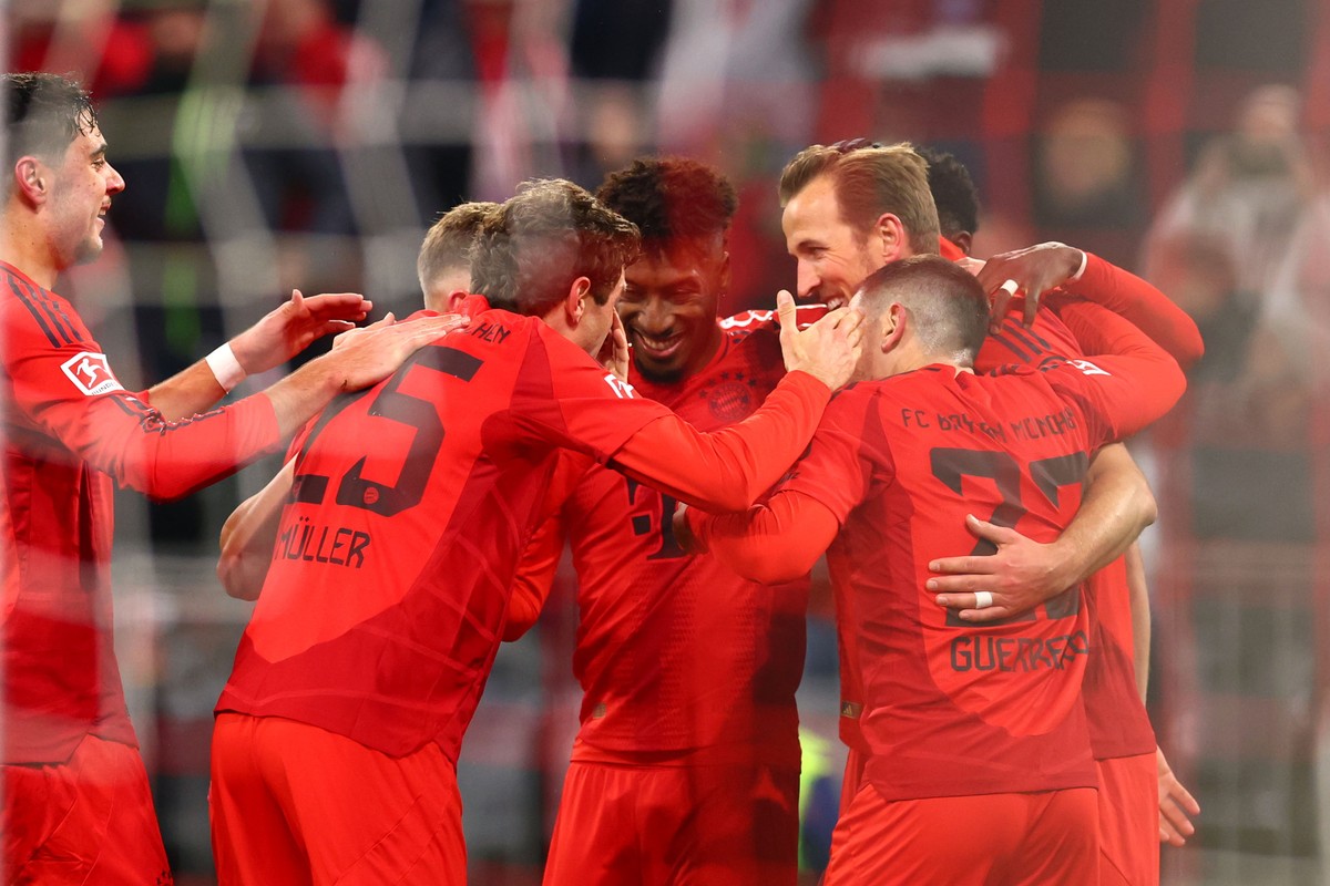 epa11827032 Harry Kane of Munich celebrates with teammates after scoring the 3-0 during the German Bundesliga soccer match between Bayern Munich vs TSG Hoffenheim in Munich, Germany, 15 January 2025.  ...