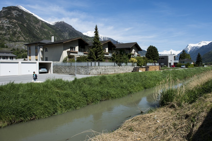 Le Grossgrund Kanal est photographie entre les habitations du village de Turtig ce lundi 5 mai 2014 pres de Viege dans le Haut-Valais. Les proprietaires de terrains situes a proximite du Grossgrundkan ...